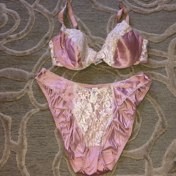 Oscar de la Renta Other - VINTAGE🌷OSCAR DE LA RENTA🌷Pale rose bra & panty